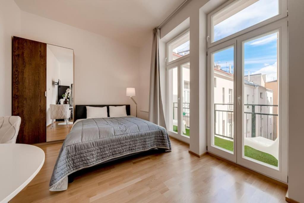 Ferdinand Palace Studio With Balcony Apartment *